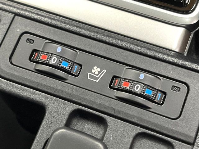 【シートベンチレーション】夏場は涼しい風でお尻や背中の熱やムレを防ぎ、冬はエアコンよりも早く温まってポカポカに!季節を問わず快適に過ごせます。