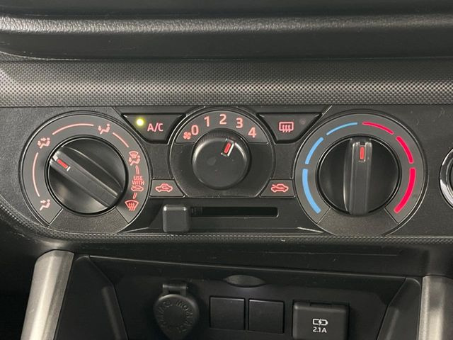 寒い冬も暑い夏も全席に快適な空調を届けてくれる、ダイヤル式エアコンを装備♪