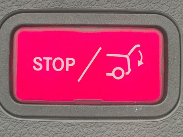 ●電動リアゲート:ワンタッチでリアゲートの開閉ができ、荷物などで両手が塞がっている状態でも簡単に開閉ができる便利機能です。