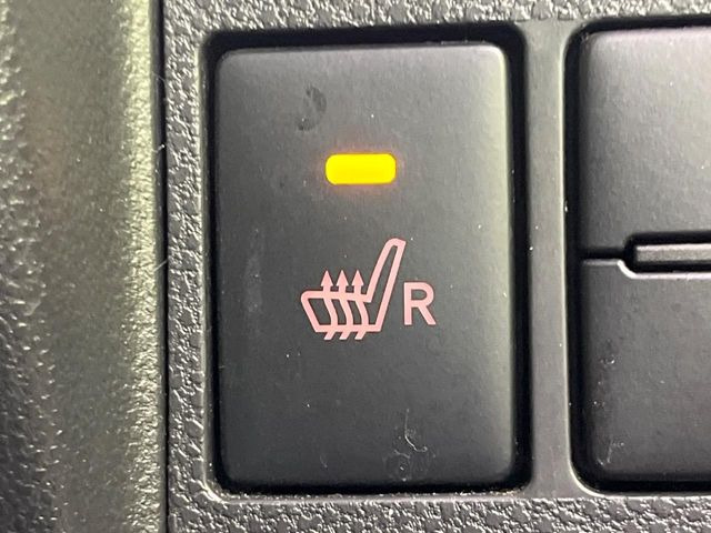 【シートヒーター】寒い日に重宝するシートヒーター!エアコンより早く温まってくれるので寒がりの人も安心ですね♪エアコンの温風は乾燥するから苦手、という方にもをおすすめです。