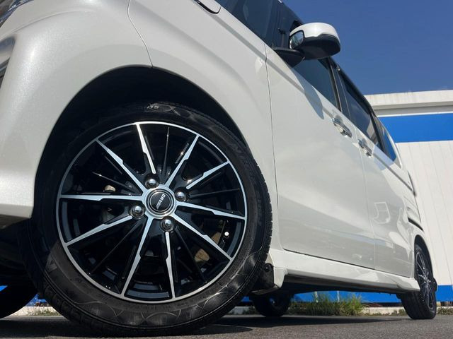 �y�A���~�z�C�[���z�O�ςɃ}�b�`�����A���~�z�C�[���𑕒����Ă���܂��B�e��A���~�z�C�[����A�X�^�b�h���X�^�C�����戵�����Ă���܂��B���񂲑��k����������