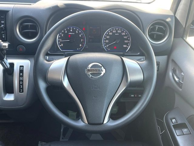 �C���e���A�ɍ��킹���f�U�C���̃X�e�A�����O�́A�^�]�������̂��Ƃ��l���A�^�]���₷���`��A�傫���ł��B�����x�A���ۂɐG���Ă��m���߂��������B