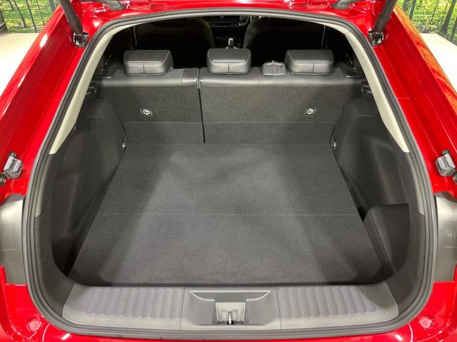 ���i�̂���������ʋ΁A���}���ɏ\���ȉ׎��X�y�[�X���m�ۂ��Ă���܂��B�Z�J���h�V�[�g��|���ƁA�傫�ȉו��̐ύڂ��\�ł���