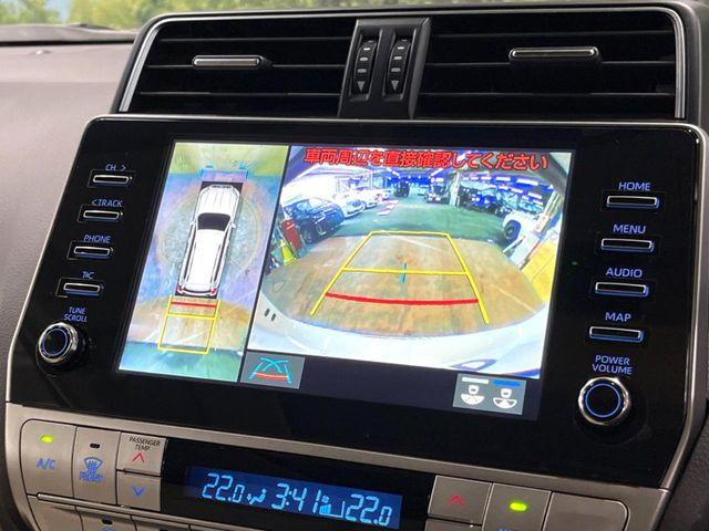 �y�}���`�e���C�����j�^�[�z�Ԃ̃t�����g��T�C�h�̃J�����摜�𓯎��Ƀ��j�^�[�\�����邱�ƂŁA���H�⋷�����𑖍s���ł����͂̏󋵊m�F���ł����S!�{�iSUV�ɂ��ꂵ�������ł���