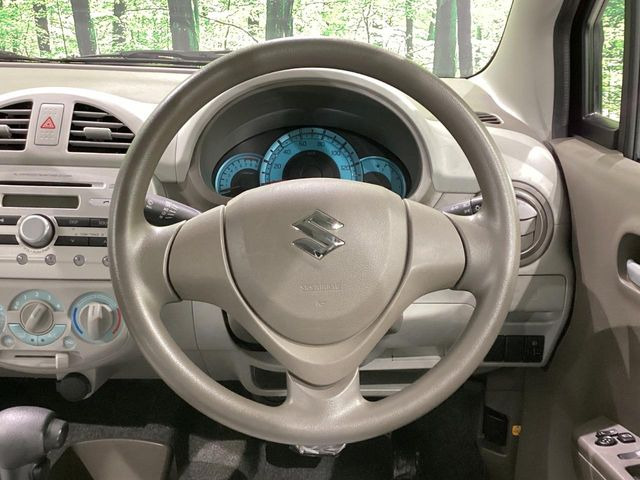 �C���e���A�ɍ��킹���f�U�C���̃X�e�A�����O�́A�^�]�������̂��Ƃ��l���A�^�]���₷���`��A�傫���ł��B�����x�A���ۂɐG���Ă��m���߂��������B