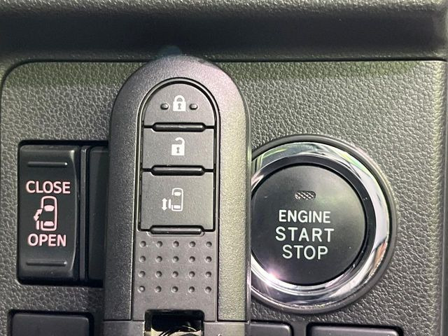 【キーフリーシステム】カバンやポケットに入れたままでもドアの施錠・解錠が可能なスマートキーを装備。エンジンのオン・オフ時もカギを取り出す必要が無いからとっても便利です♪