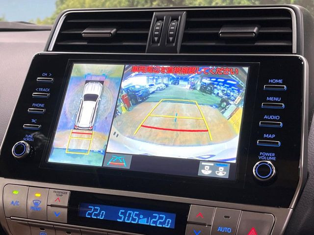 【マルチテレインモニター】車のフロントやサイドのカメラ画像を同時にモニター表示することで、悪路や狭い道を走行時でも周囲の状況確認ができ安心!本格SUVにうれしい装備です♪