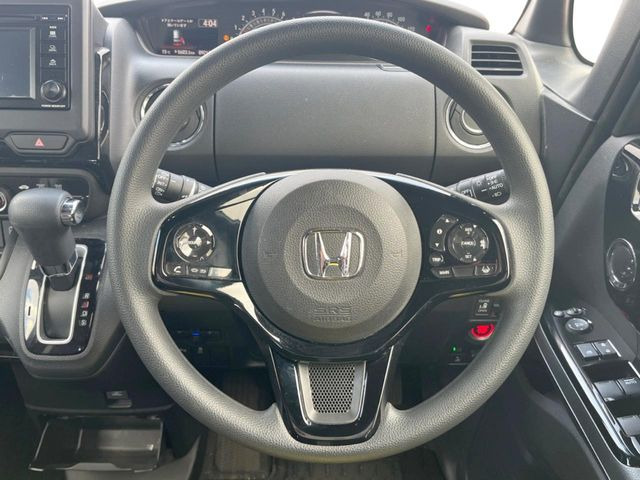 �C���e���A�ɍ��킹���f�U�C���̃X�e�A�����O�́A�^�]�������̂��Ƃ��l���A�^�]���₷���`��A�傫���ł��B�����x�A���ۂɐG���Ă��m���߂��������B