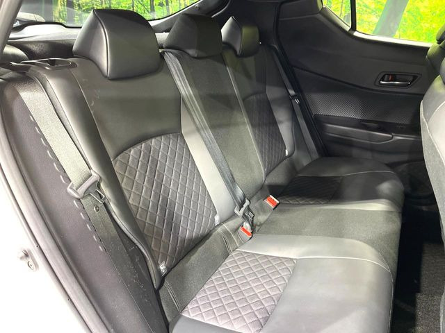 後部座席も気になるようなキズ・汚れやへたり等、大きなダメージはなく、良好な状態です。