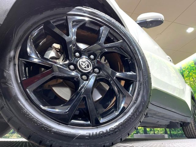 【グレード専用純正18インチアルミホイール】デザイン性の高い純正アルミホイールを装着しております。各種社外アルミホイールや、スタッドレスタイヤも取扱いしております。是非ご相談ください♪