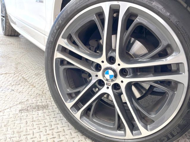 ●純正20インチアルミホイール:輸入車ならではの卓越した走りを支えるホイールと足回りです!日本車の走りに慣れている方にもぜひ体感して頂きたいほど、高いレベルでまとまっています!