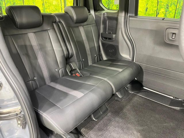 後部座席も気になるようなキズ・汚れやへたり等、大きなダメージはなく、良好な状態です。
