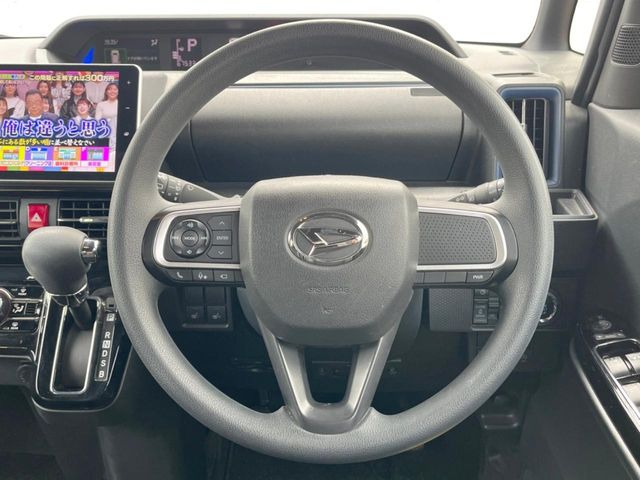 �C���e���A�ɍ��킹���f�U�C���̃X�e�A�����O�́A�^�]�������̂��Ƃ��l���A�^�]���₷���`��A�傫���ł��B�����x�A���ۂɐG���Ă��m���߂��������B