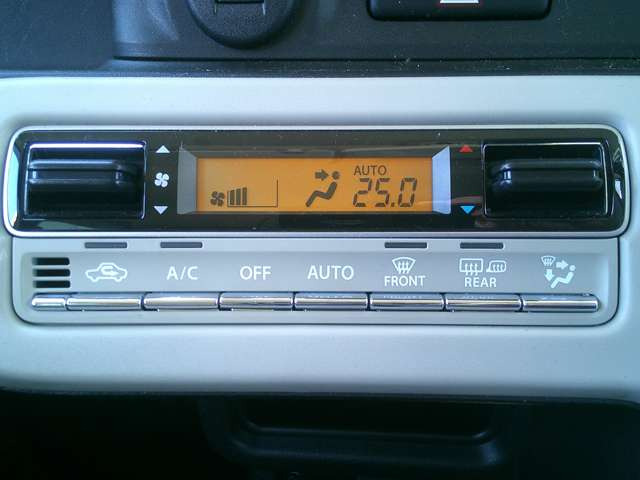 ★フルオートエアコン&エコクール★信号待などアイドリングストップ中でも冷たい風をキープ★エアコンの使用で凍る蓄冷材を空調ユニットに内蔵!低燃費にも大きく貢献してます!