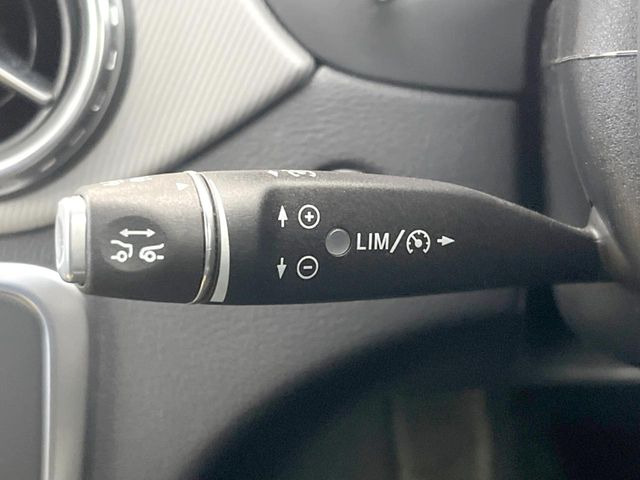 ●ディストロニックプラス:都市、郊外、高速道路などの走行時に、ステレオマルチパーパスカメラとレーダーセンサーにより、前走車を認識して速度に応じた車間距離を維持する次世代のクルコン!