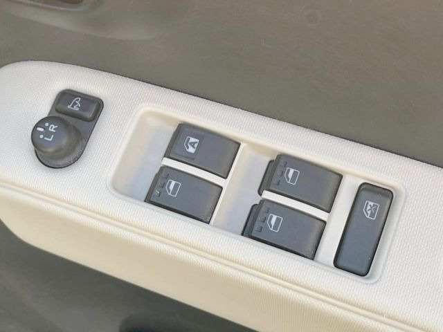 �y�d���i�[�~���[�z�T�C�h�~���[�͓d���i�[���ƂȂ��Ă���A�������ԏ�ł��L�Y�������X�N��}�����܂��B