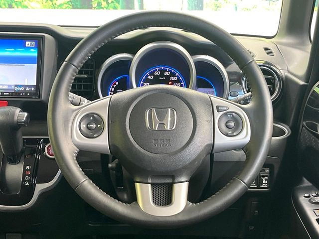 �y�����v�����X�e�A�����O�z�㎿�Ȋv���g�p���邱�ƂŁA��ɂ����������݂ƂĂ��^�]���₷���n���h���ł���