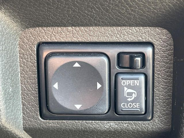 【電動格納ミラー】サイドミラーは電動格納式となっており、狭い駐車場でもキズがつくリスクを抑えられます。