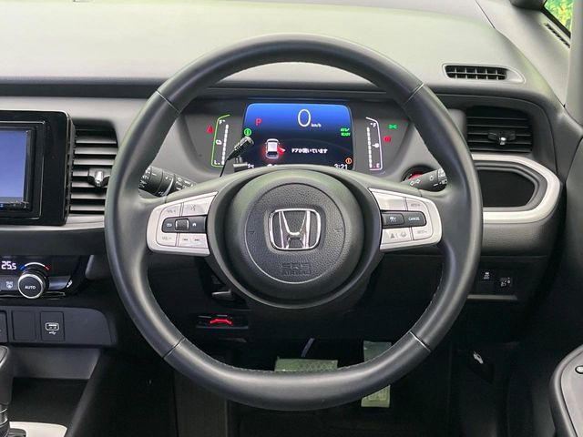 �C���e���A�ɍ��킹���f�U�C���̃X�e�A�����O�́A�^�]�������̂��Ƃ��l���A�^�]���₷���`��A�傫���ł��B�����x�A���ۂɐG���Ă��m���߂��������B