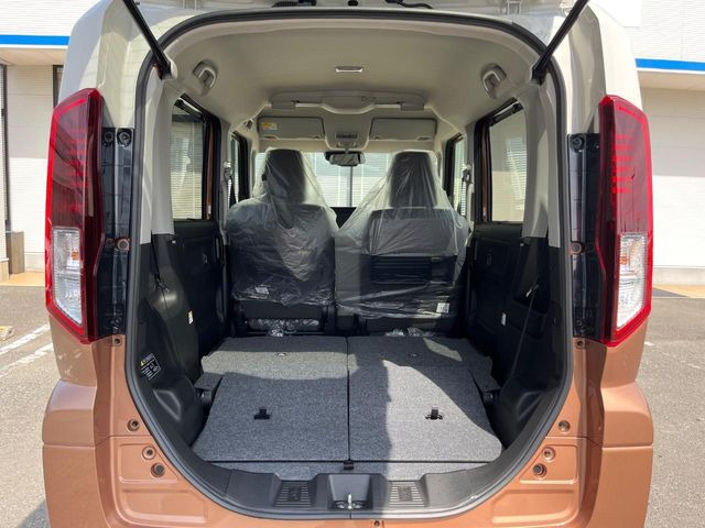 ���i�̂���������ʋ΁A���}���ɏ\���ȉ׎��X�y�[�X���m�ۂ��Ă���܂��B�Z�J���h�V�[�g��|���ƁA�傫�ȉו��̐ύڂ��\�ł���