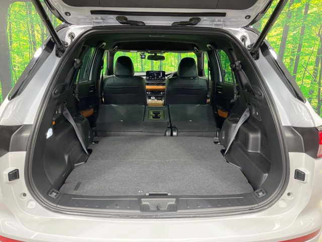 ���i�̂���������ʋ΁A���}���ɏ\���ȉ׎��X�y�[�X���m�ۂ��Ă���܂��B�Z�J���h�V�[�g��|���ƁA�傫�ȉו��̐ύڂ��\�ł���