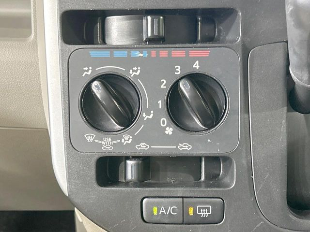 寒い冬も暑い夏も全席に快適な空調を届けてくれる、ダイヤル式エアコンを装備♪