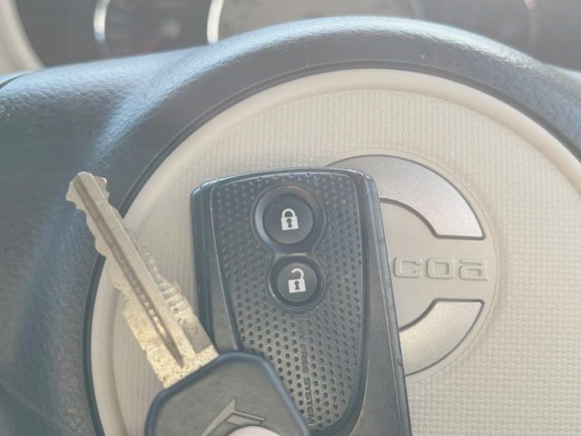 �y�L�[�t���[�V�X�e���z�J�o����|�P�b�g�ɓ��ꂽ�܂܂ł��h�A�̎{���E�������\�ȃX�}�[�g�L�[�𑕔��B�G���W���̃I���E�I�t�����J�M�����o���K�v����������Ƃ��Ă��֗��ł���