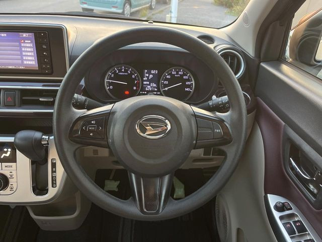 インテリアに合わせたデザインのステアリングは、運転される方のことも考え、運転しやすい形状、大きさです。是非一度、実際に触ってお確かめください。