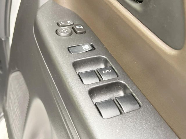 �y�d���i�[�~���[�z�T�C�h�~���[�͓d���i�[���ƂȂ��Ă���A�������ԏ�ł��L�Y�������X�N��}�����܂��B