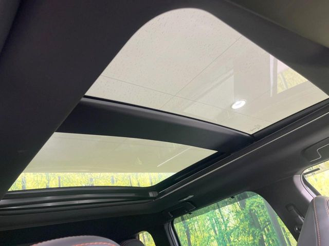 【サンルーフ】開放感たっぷりの希少装備、サンルーフが装着されています!車内に明かりを取り入れたり景色を楽しむ以外にも、車内の空気も簡単に換気できて快適です!
