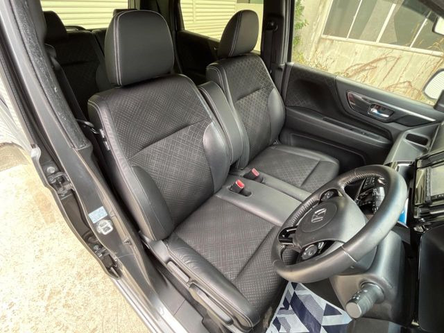 【ハーフレザーシート】高級感と座り心地を両立した人気のシート♪背面・座面のファブリック素材は、通気性の良さや滑りにくさに優れています。気温や服装に左右されず快適にお乗りいただけます。