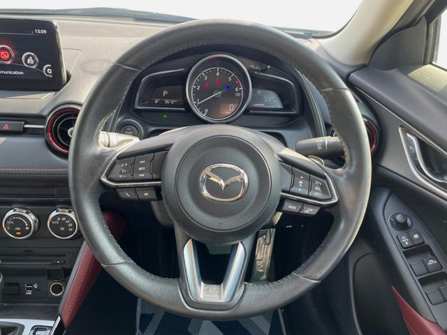 �C���e���A�ɍ��킹���f�U�C���̃X�e�A�����O�́A�^�]�������̂��Ƃ��l���A�^�]���₷���`��A�傫���ł��B�����x�A���ۂɐG���Ă��m���߂��������B