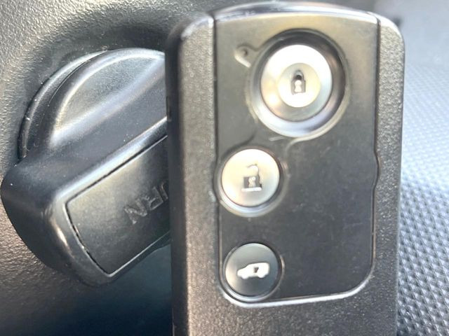 �yHonda�X�}�[�g�L�[�z�J�o����|�P�b�g�ɓ��ꂽ�܂܂ł��h�A�̎{���E�������\�ȃX�}�[�g�L�[�𑕔��B�G���W���̃I���E�I�t�����J�M�����o���K�v����������Ƃ��Ă��֗��ł���