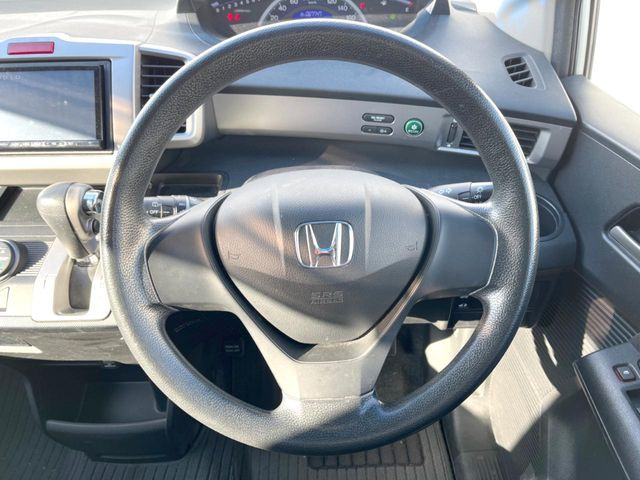 �C���e���A�ɍ��킹���f�U�C���̃X�e�A�����O�́A�^�]�������̂��Ƃ��l���A�^�]���₷���`��A�傫���ł��B�����x�A���ۂɐG���Ă��m���߂��������B