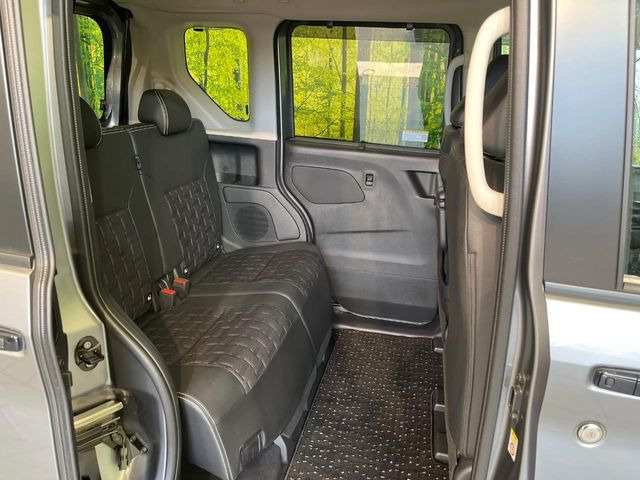 後部座席も気になるようなキズ・汚れやへたり等、大きなダメージはなく、良好な状態です。