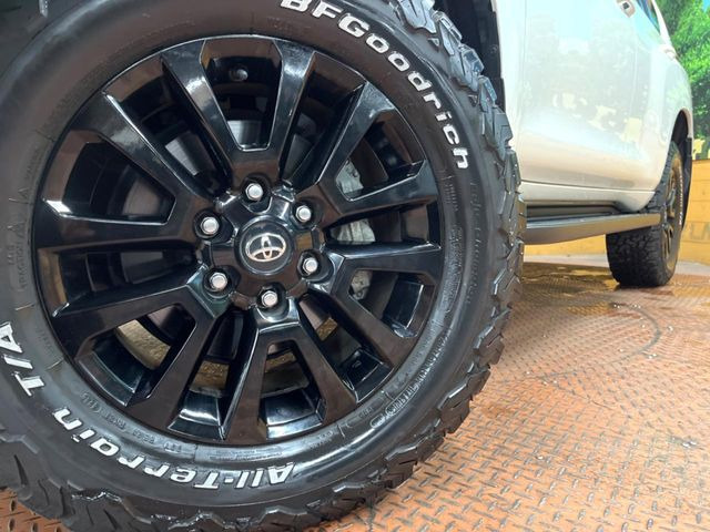 【純正18インチアルミホイール】外観にマッチした純正アルミホイールを装着しております。各種社外アルミホイールや、スタッドレスタイヤも取扱いしております。是非ご相談ください♪