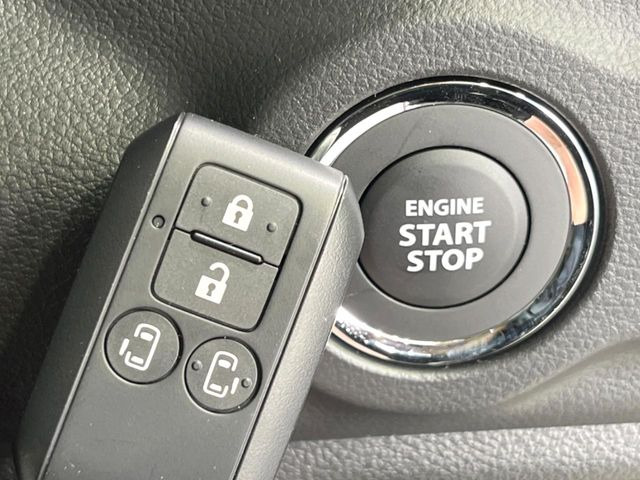 【キーレススタートシステム】カバンやポケットに入れたままでもドアの施錠・解錠が可能なスマートキーを装備。エンジンのオン・オフ時もカギを取り出す必要が無いからとっても便利です♪