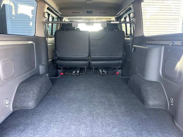 ���i�̂���������ʋ΁A���}���ɏ\���ȉ׎��X�y�[�X���m�ۂ��Ă���܂��B�Z�J���h�V�[�g��|���ƁA�傫�ȉו��̐ύڂ��\�ł���