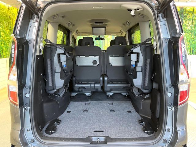 後席を格納すると、これだけの広さが!シーンに合わせたシートアレンジで、大きな荷物も積むことが出来ます♪