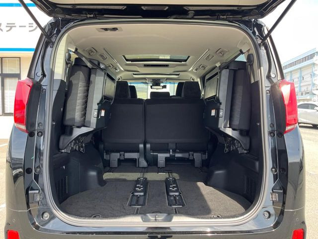 ���i�̂���������ʋ΁A���}���ɏ\���ȉ׎��X�y�[�X���m�ۂ��Ă���܂��B�Z�J���h�V�[�g��|���ƁA�傫�ȉו��̐ύڂ��\�ł���