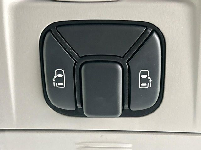 �y�����X���C�h�h�A�z���ԏ�ŗׂ̎ԂƂ̊Ԋu���������ɂ������A�X���C�h�h�A�Ȃ���S!�h�A�I�[�v������������炸�A�J�������L���̂ŏ��~�肪�Ƃ��Ă��ȒP�ł��B�傫�ȉו��̏o���������Ȃ���\��