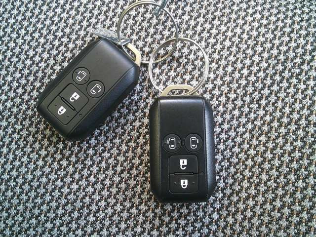 ★キーフリーシステム★リモコンキーを携帯していればキーをポケットなどから出さなくてもドアの施錠・解錠およびエンジン始動が出来ます!
