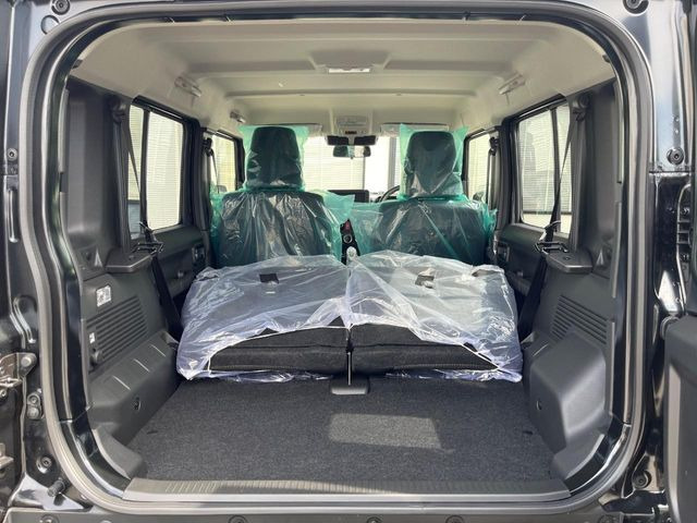 ���i�̂���������ʋ΁A���}���ɏ\���ȉ׎��X�y�[�X���m�ۂ��Ă���܂��B�Z�J���h�V�[�g��|���ƁA�傫�ȉו��̐ύڂ��\�ł���