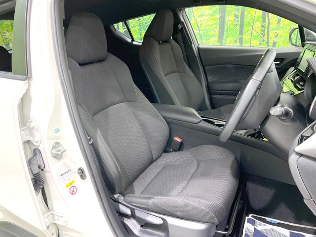 運転席まわりには十分なスペースがあり、大柄な方でもゆったり運転していただける環境です。