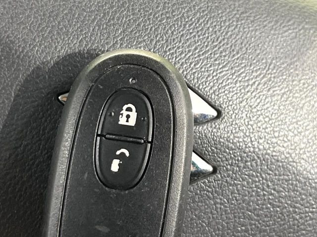 �y�L�[���X�X�^�[�g�V�X�e���z�J�o����|�P�b�g�ɓ��ꂽ�܂܂ł��h�A�̎{���E�������\�ȃX�}�[�g�L�[�𑕔��B�G���W���̃I���E�I�t�����J�M�����o���K�v����������Ƃ��Ă��֗��ł���