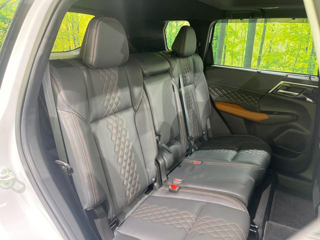 後部座席も気になるようなキズ・汚れやへたり等、大きなダメージはなく、良好な状態です。