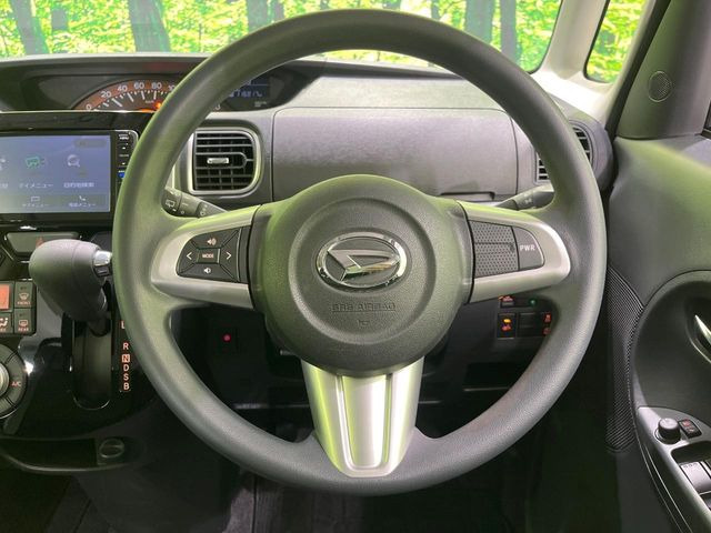 インテリアに合わせたデザインのステアリングは、運転される方のことも考え、運転しやすい形状、大きさです。是非一度、実際に触ってお確かめください。