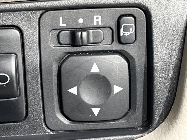 �y�d���i�[�~���[�z�T�C�h�~���[�͓d���i�[���ƂȂ��Ă���A�������ԏ�ł��L�Y�������X�N��}�����܂��B