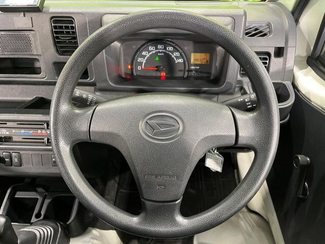 �C���e���A�ɍ��킹���f�U�C���̃X�e�A�����O�́A�^�]�������̂��Ƃ��l���A�^�]���₷���`��A�傫���ł��B�����x�A���ۂɐG���Ă��m���߂��������B