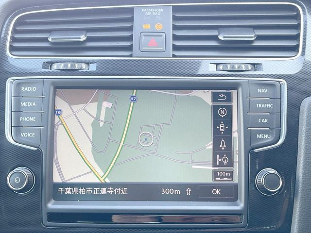 ��VW�����i�r:��̊��̂���i�r�́A����������ԓ������o���Ă���܂��BBluetooth�Đ��ȂǃI�[�f�B�I�@�\���[�����Ă���܂��̂ŁA�^�]�����y���߂܂���